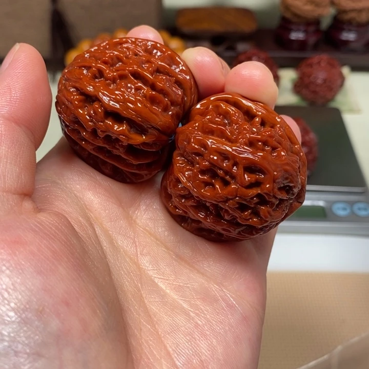 文玩核桃吊坠三角白