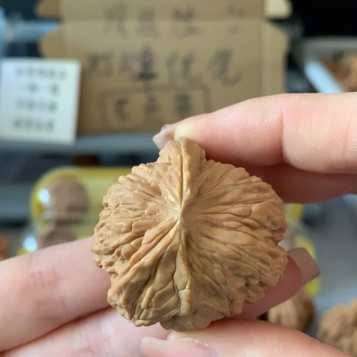 郭***店吊坠文玩核桃异形单只，有瑕疵
