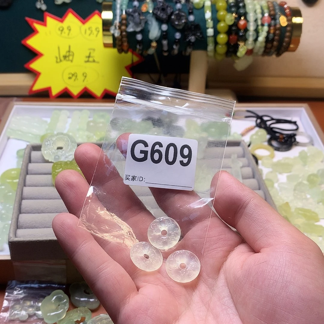 昭***昭未镶嵌蛇纹石玉颈饰