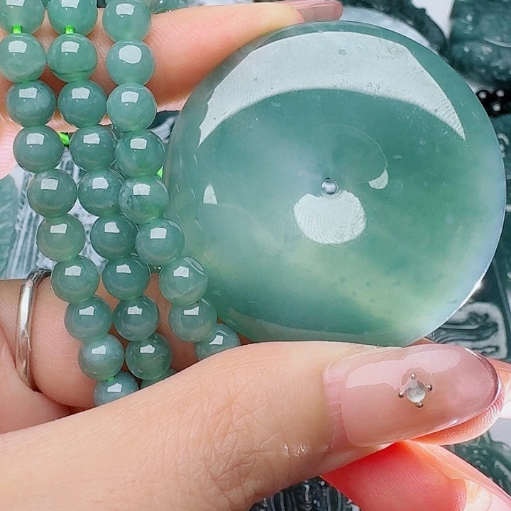 翡翠未镶嵌颈饰多样性发其一