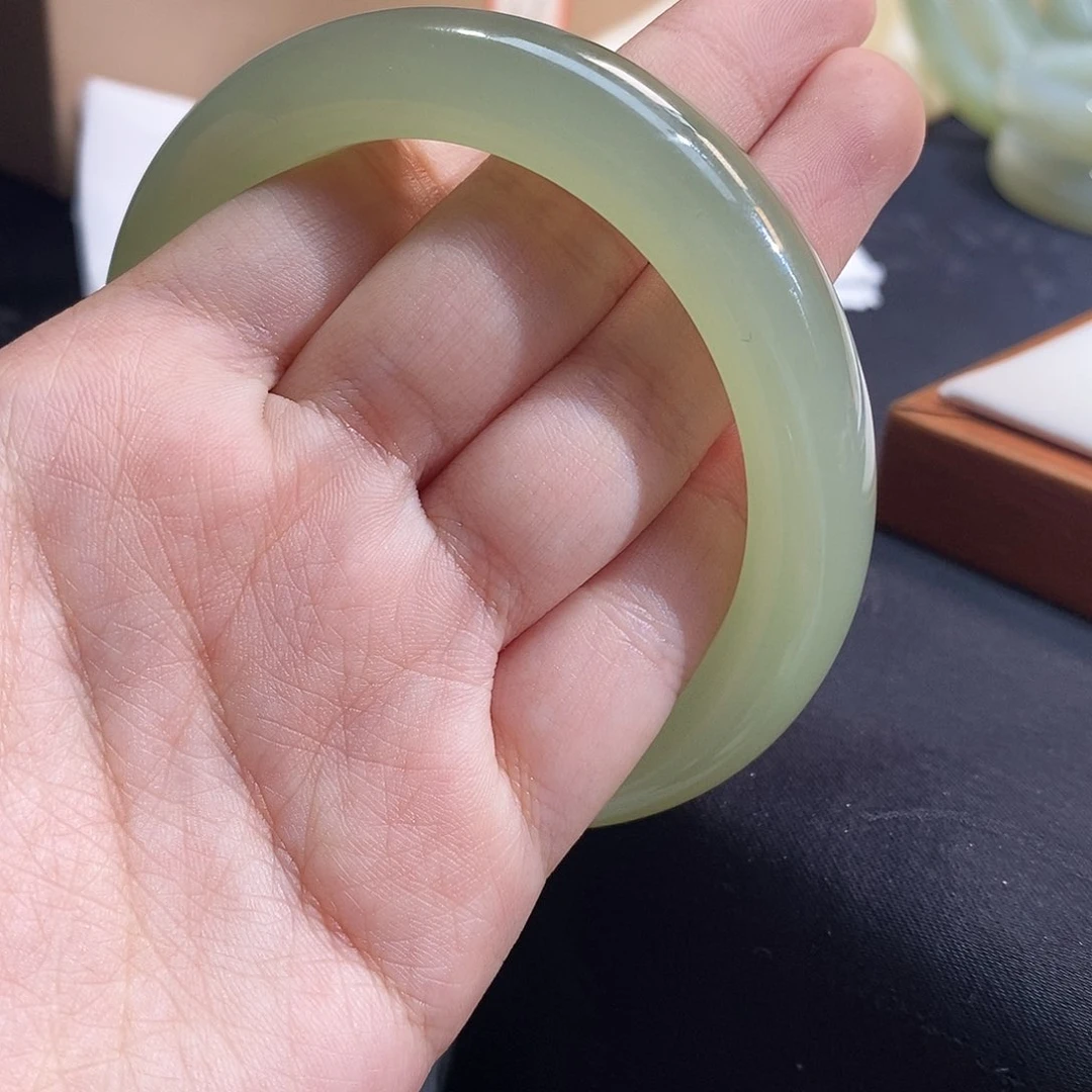 未镶嵌手镯和田玉高冰底 葡萄肉