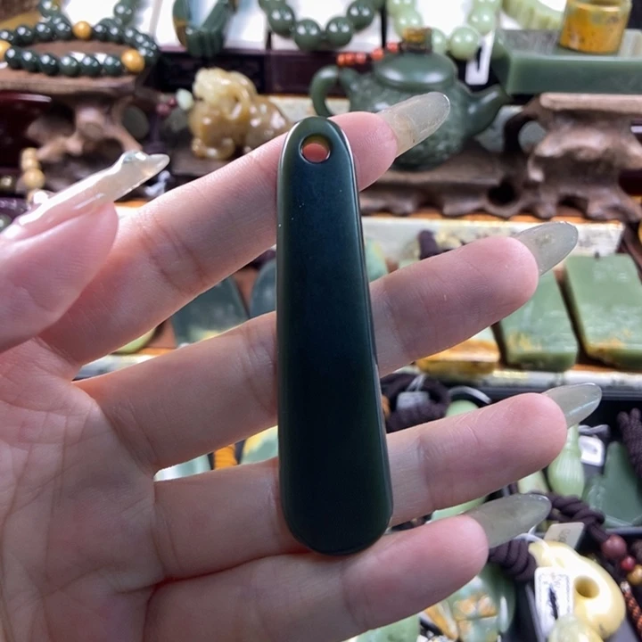 颈饰未镶嵌透闪石质玉