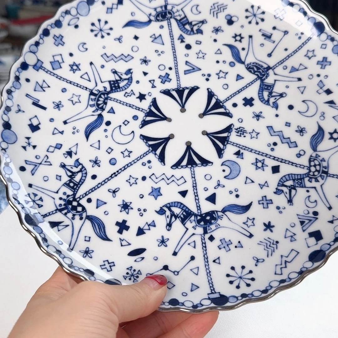 瓷片1只旋转木马21.5厘米平盘，描银边