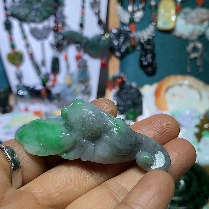 翡翠未镶嵌吊坠(赠链)