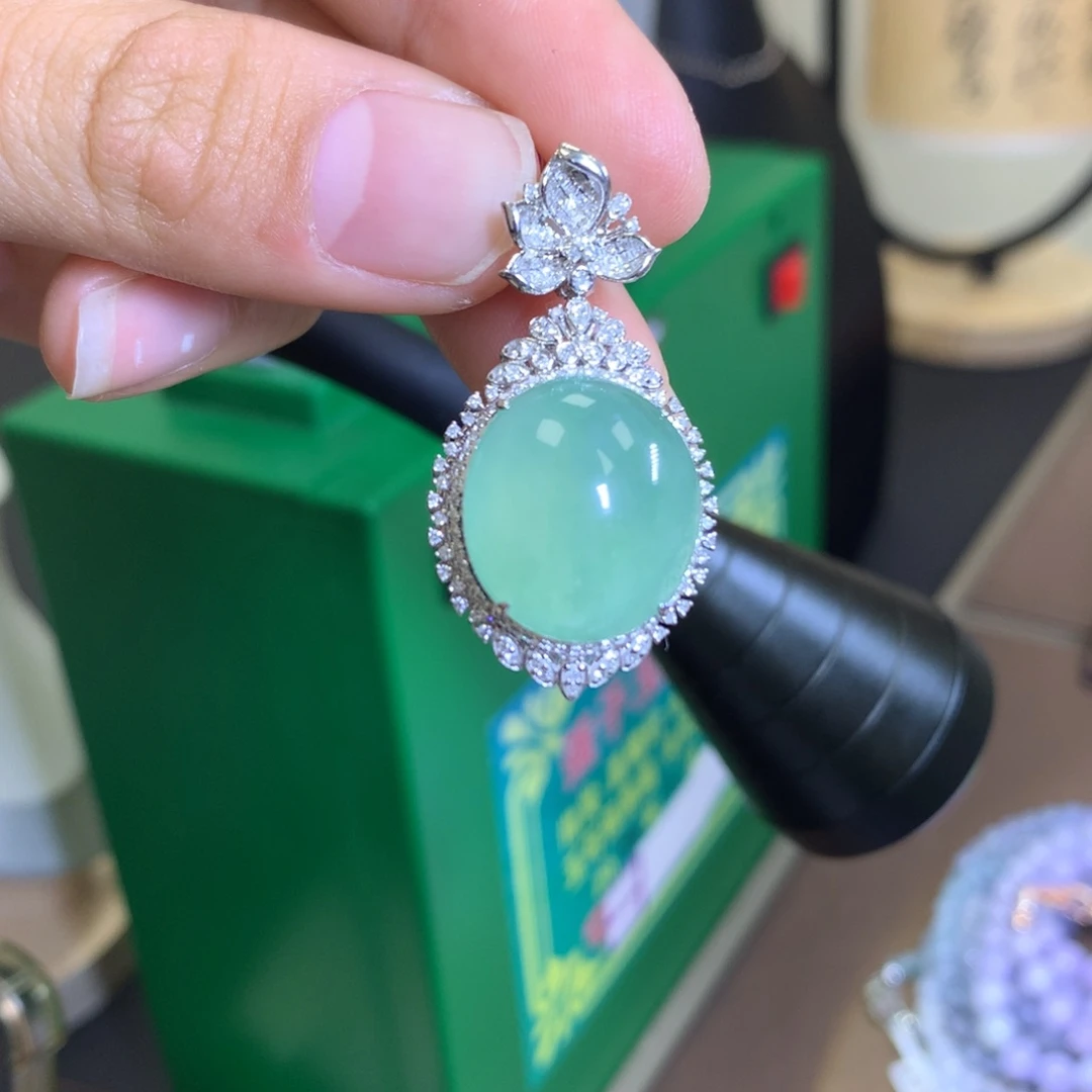 翡翠颈饰18K金镶嵌翡翠