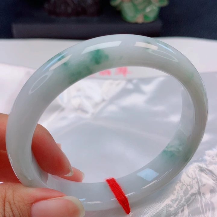 燕***呀翡翠手镯未镶嵌61圈