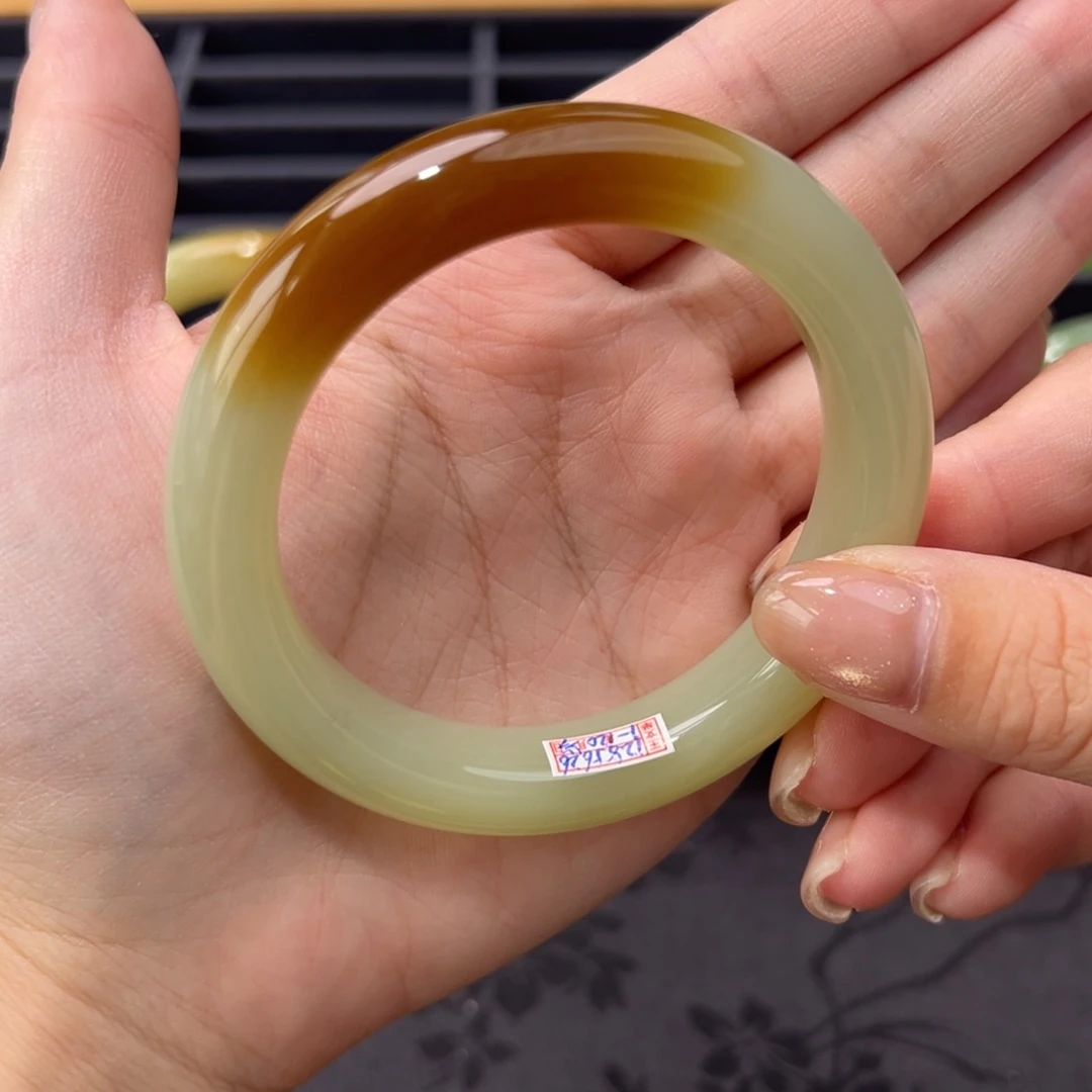 和田玉手镯未镶嵌有纹