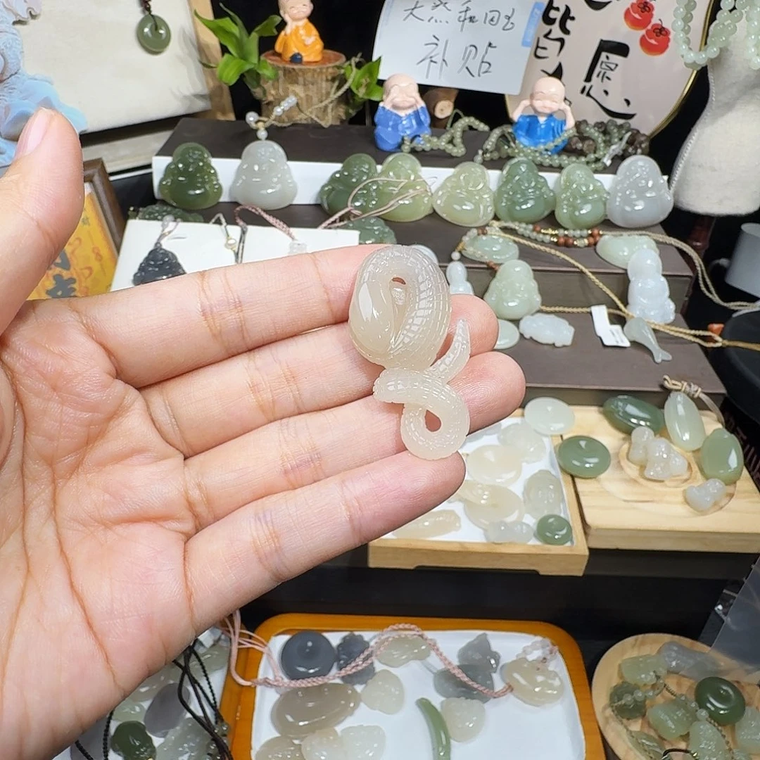 好****和田玉未镶嵌颈饰