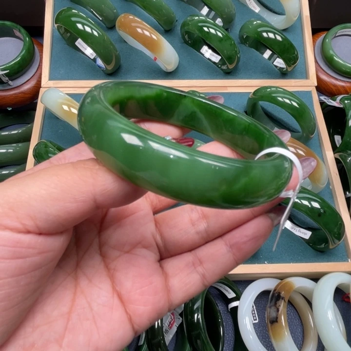 和田玉未镶嵌手镯