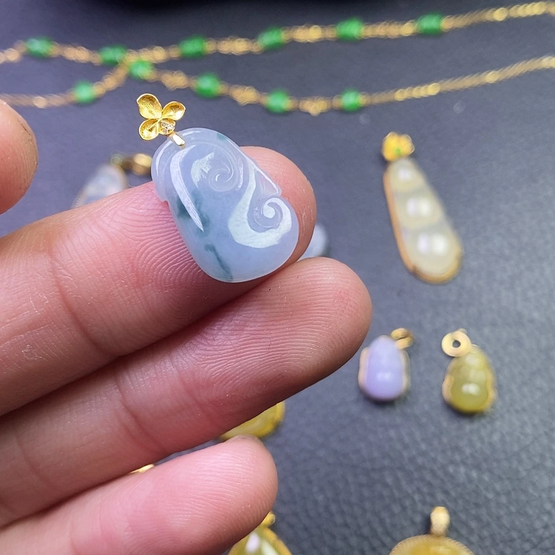 颈饰18K金镶嵌翡翠