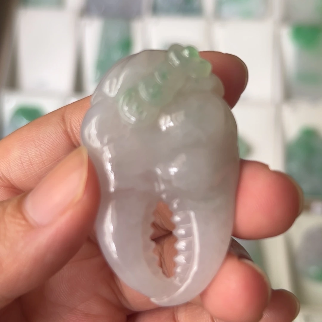 翡翠未镶嵌颈饰抓