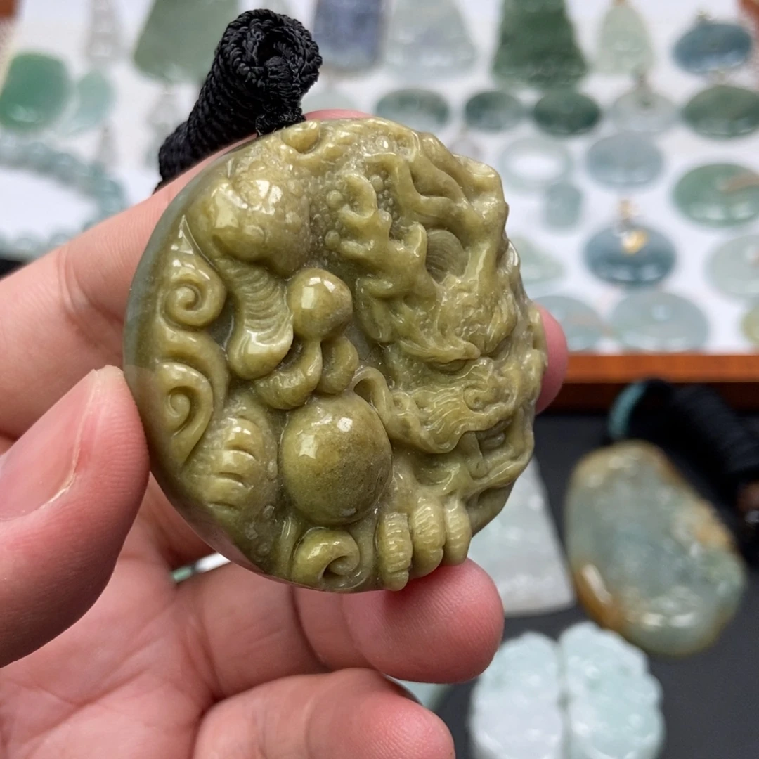 翡翠未镶嵌颈饰龙牌 半黄翡  天然缅甸A货翡翠
