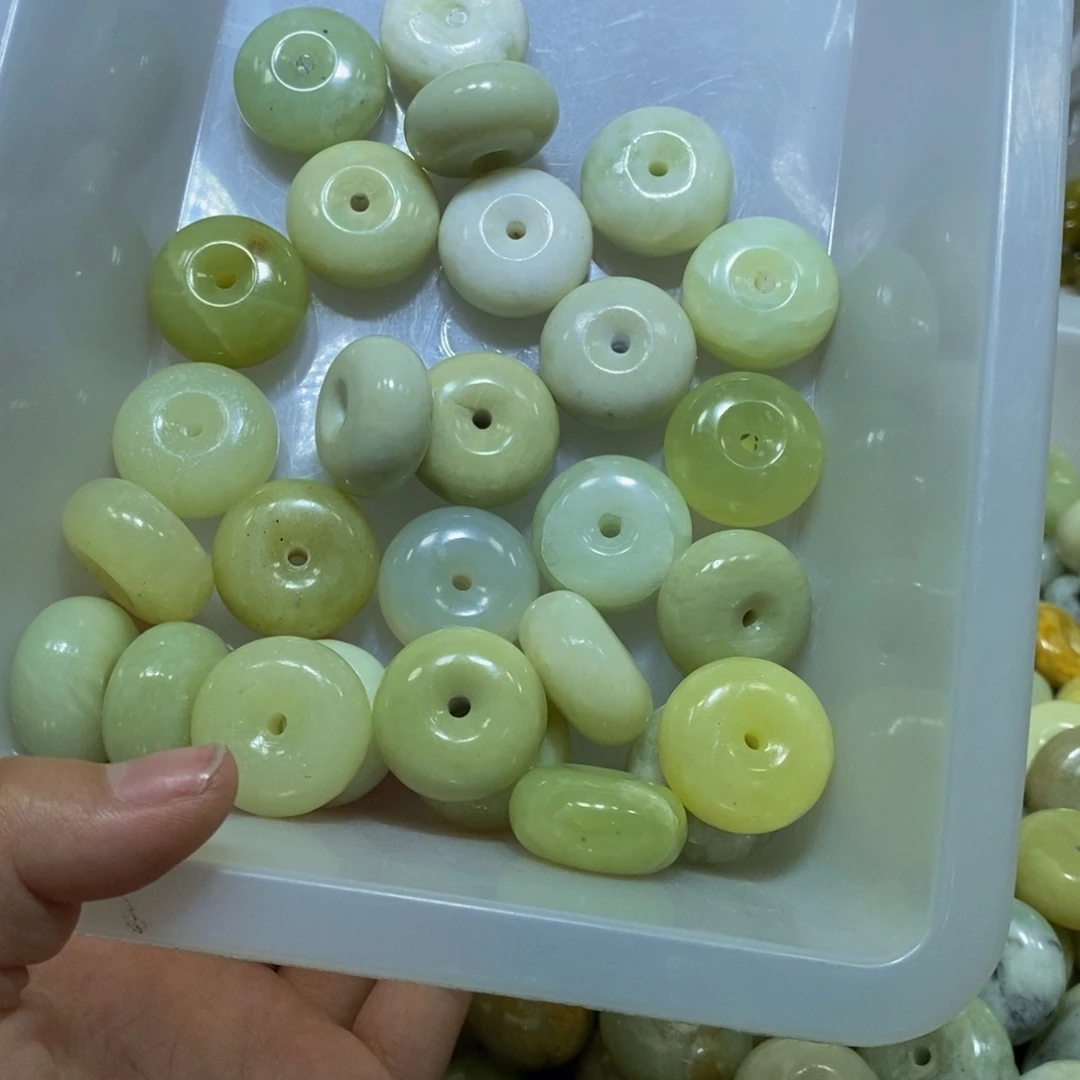 蛇纹石玉未镶嵌颈饰1