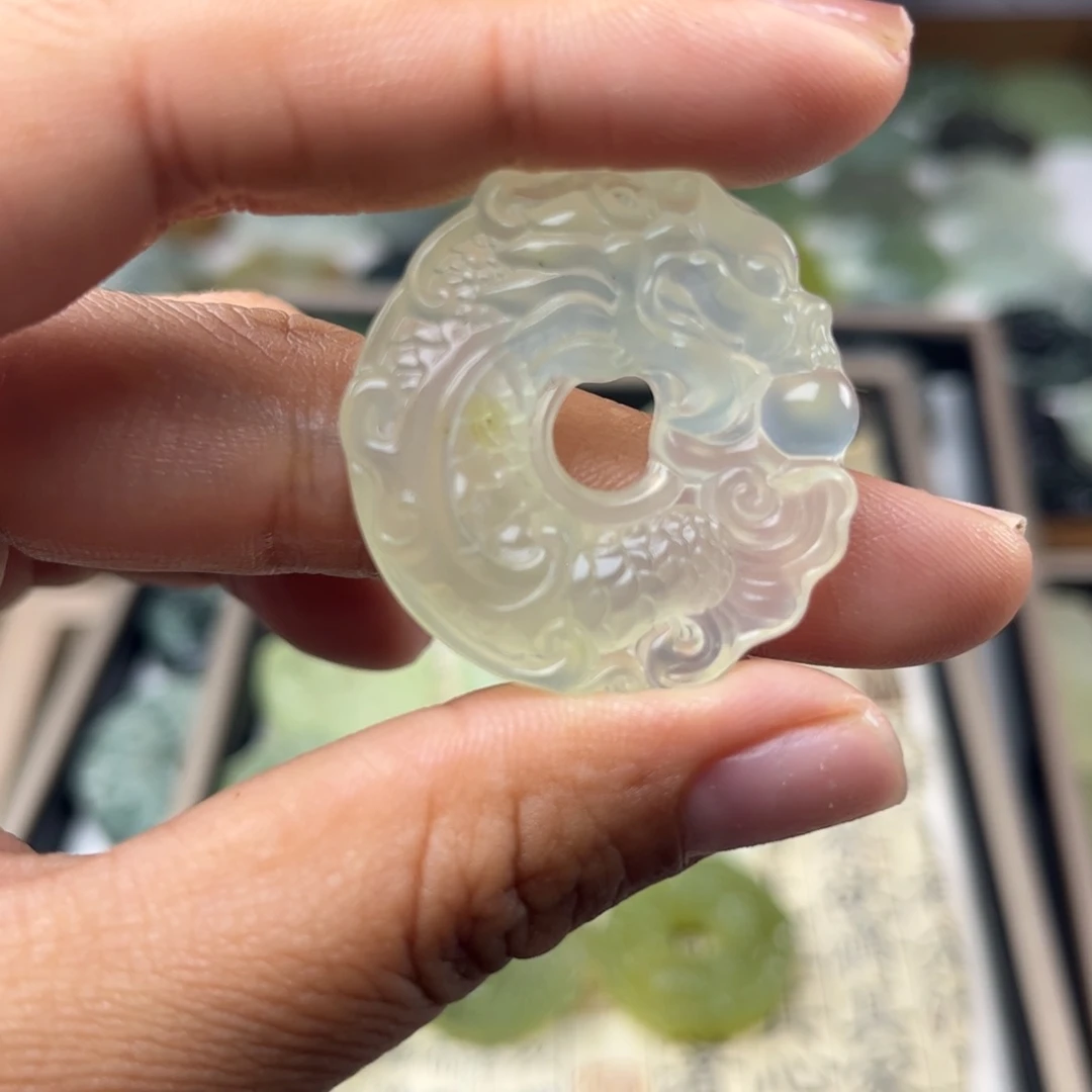 蛇纹石玉未镶嵌颈饰樱*红