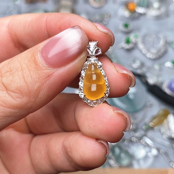 翡翠颈饰18K金镶嵌吊坠