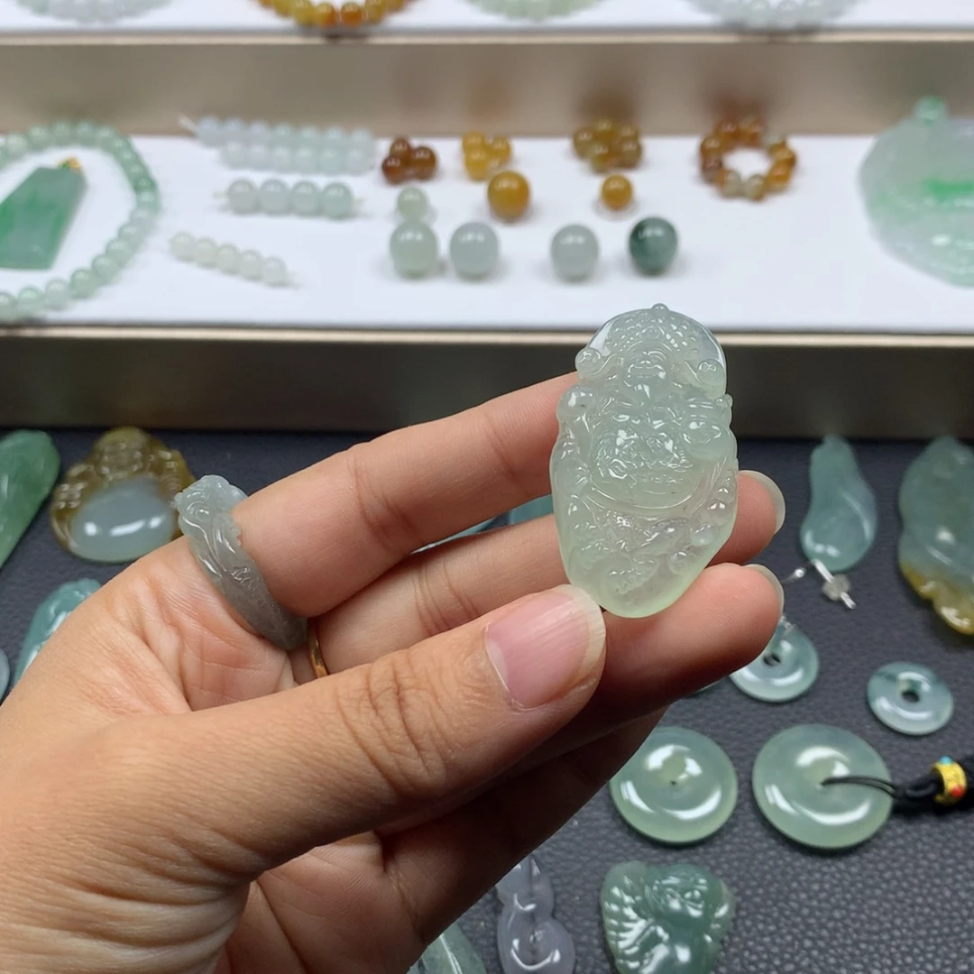 翡翠未镶嵌颈饰财神