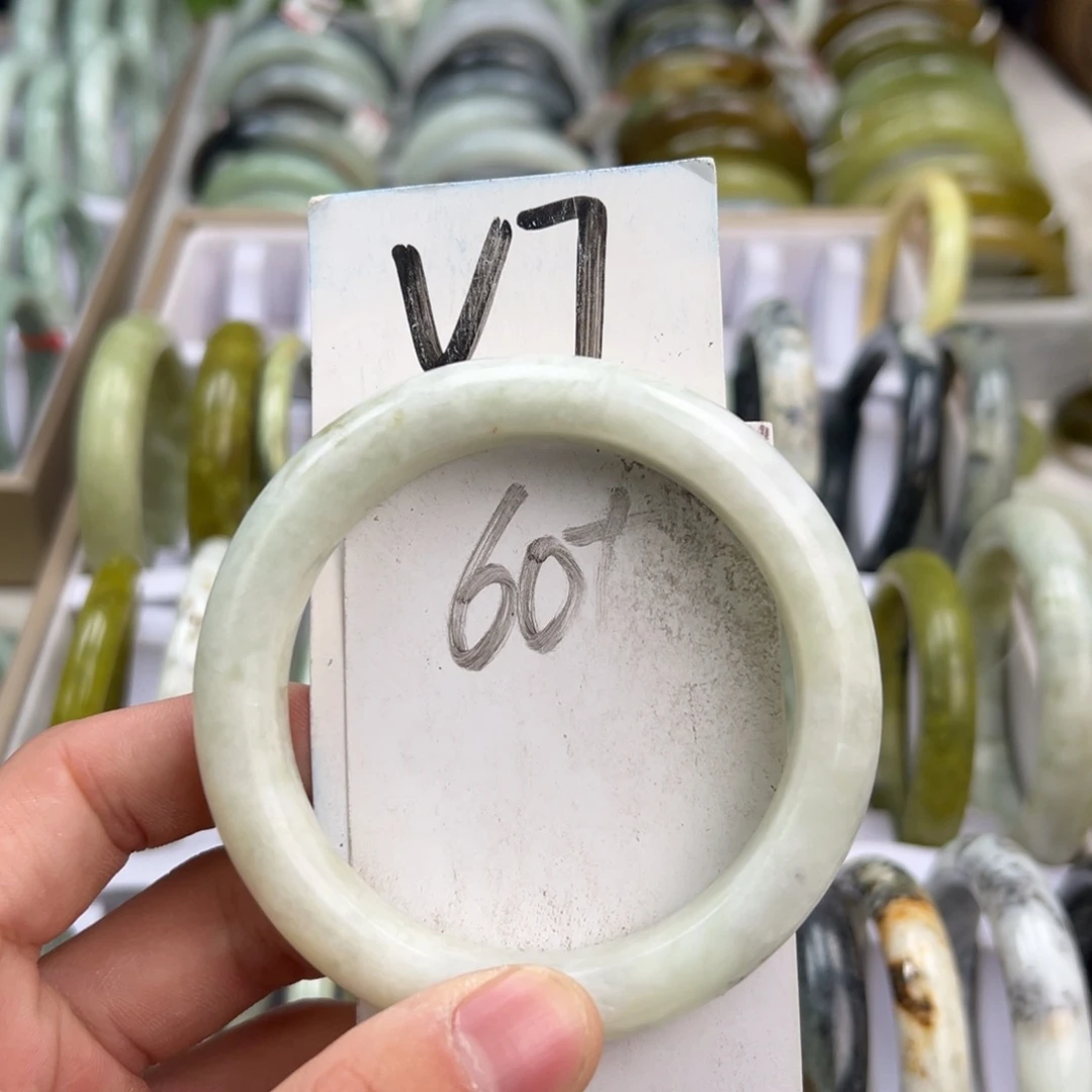 岫玉手镯未镶嵌天然岫玉微瑕，可以正常佩戴