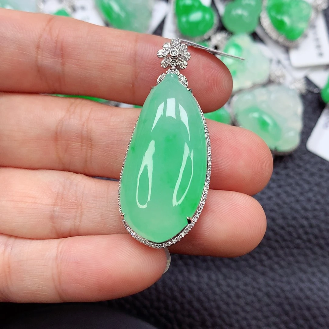 颈饰18K金镶嵌翡翠冰阳绿饱满福瓜 新货