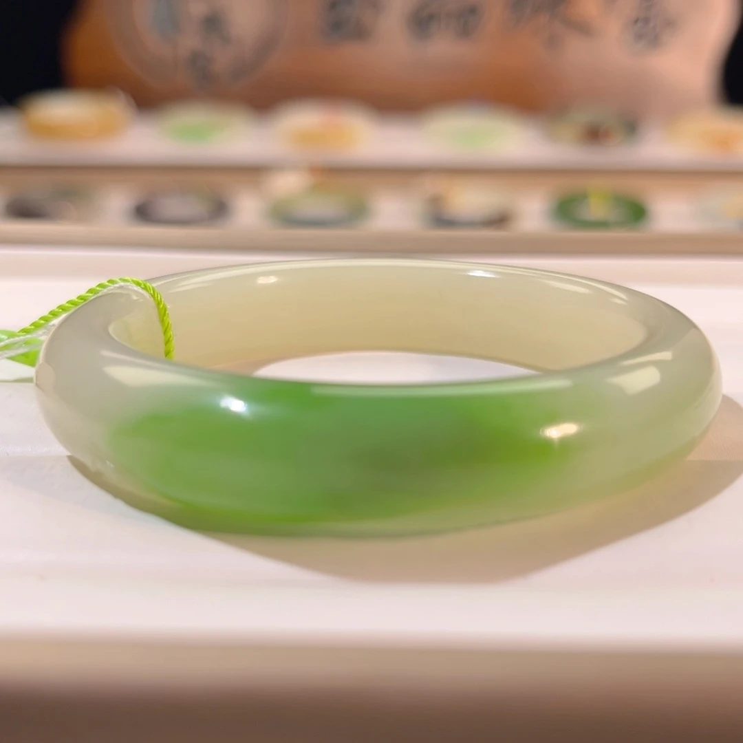 和田玉未镶嵌手镯  「白翠」带雕工