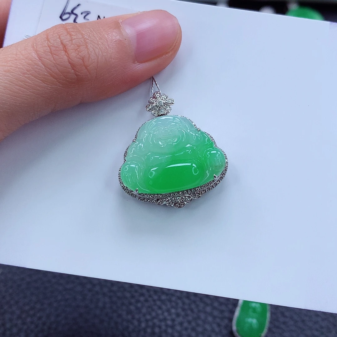 颈饰18K金镶嵌翡翠修*士