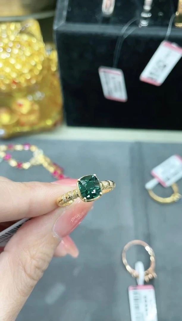 18K金镶嵌碧玺戒指