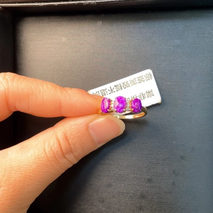 18K金镶嵌苏纪石（舒俱来）戒指