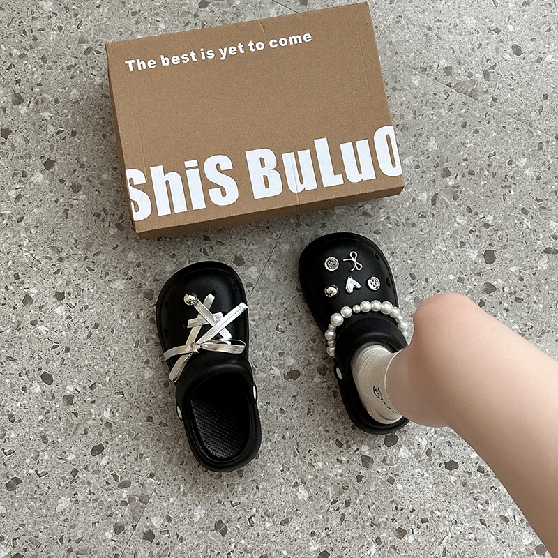 超火水钻珍珠系带两穿洞洞鞋女2025新款夏季外穿增高包头凉拖鞋子