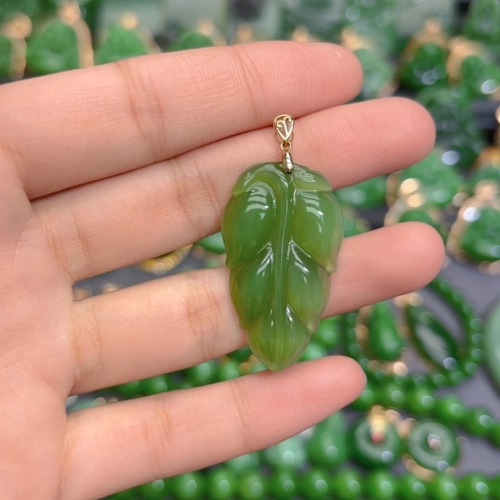 颈饰18K金镶嵌和田玉（碧玉）