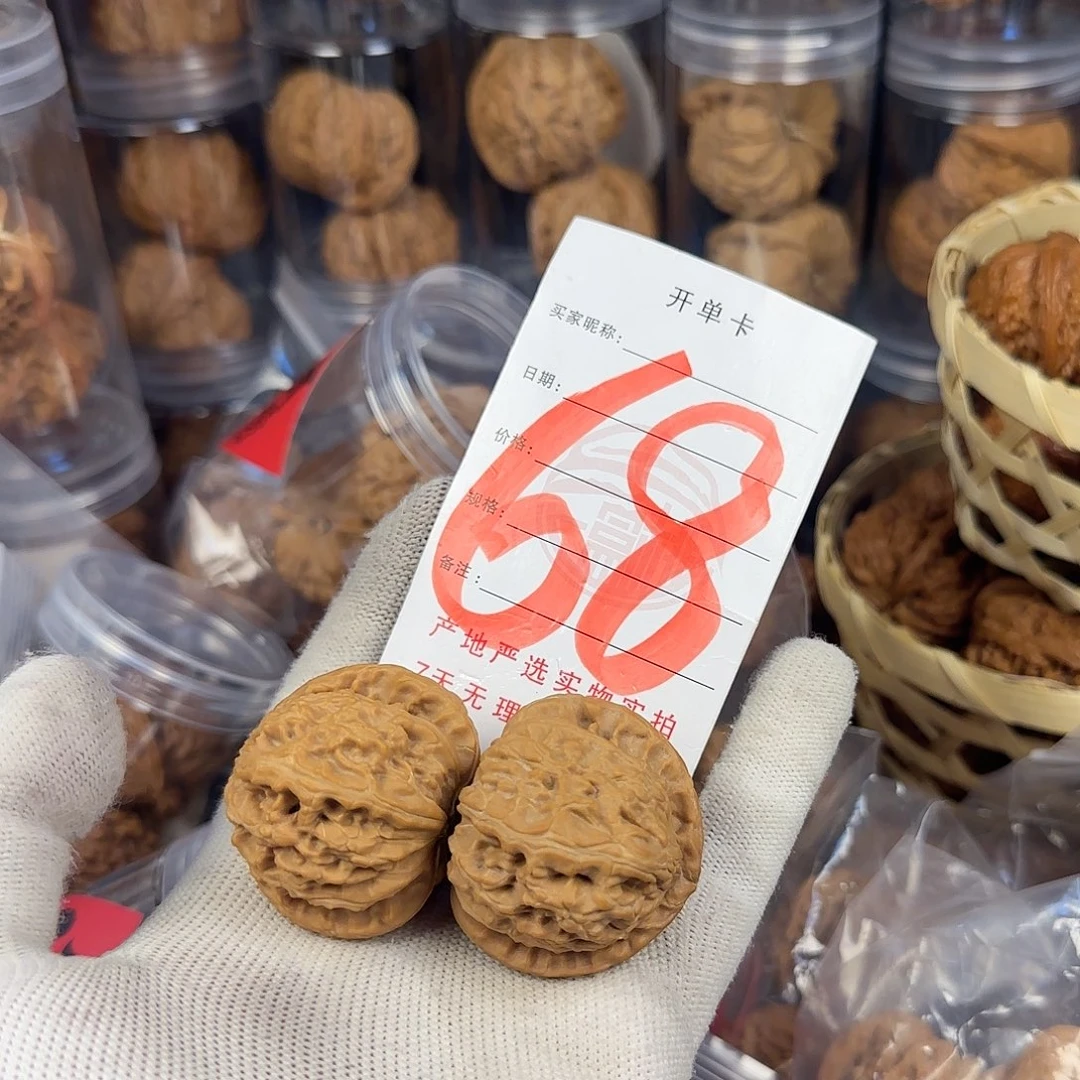 文玩核桃吊坠白狮子