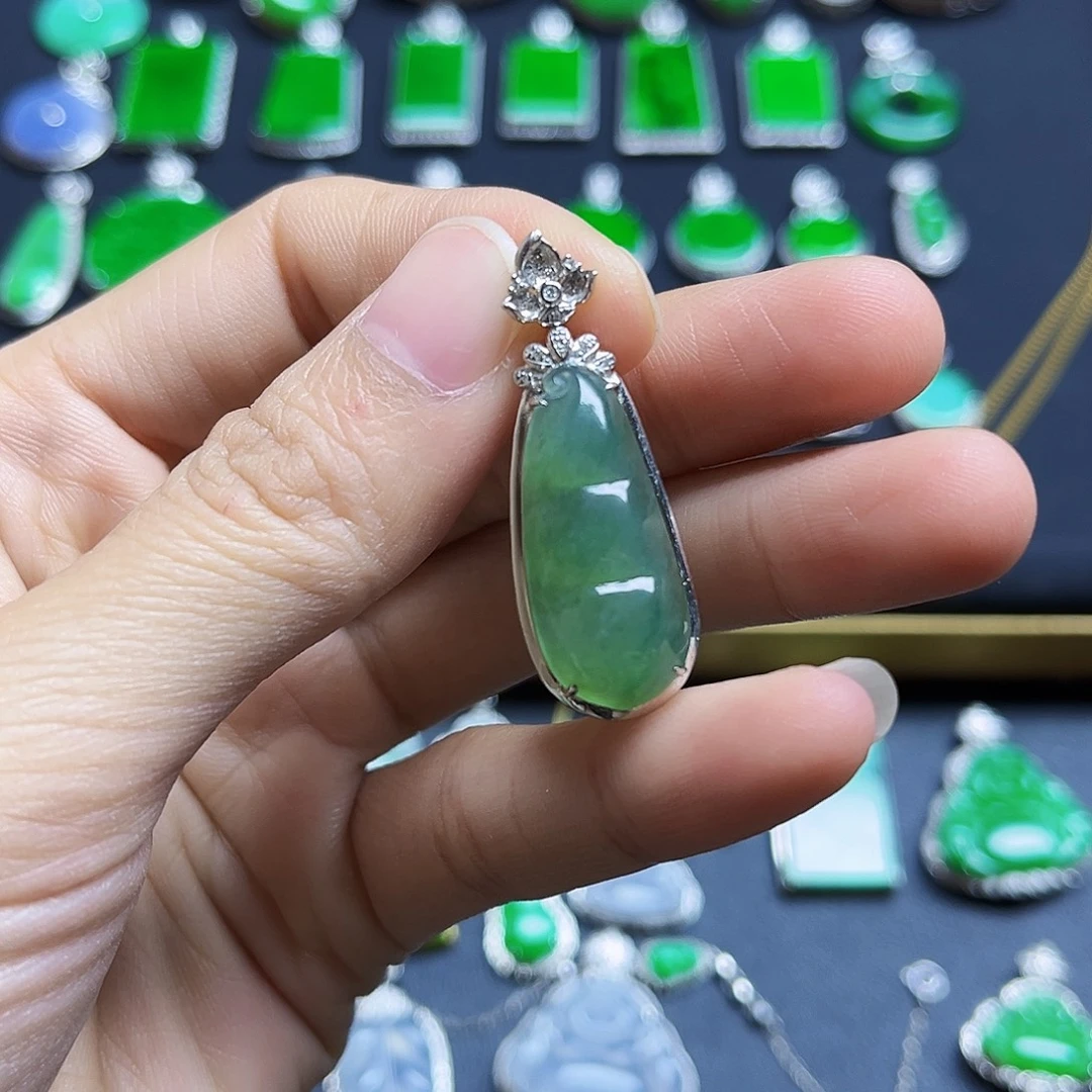 翡翠18K金镶嵌颈饰