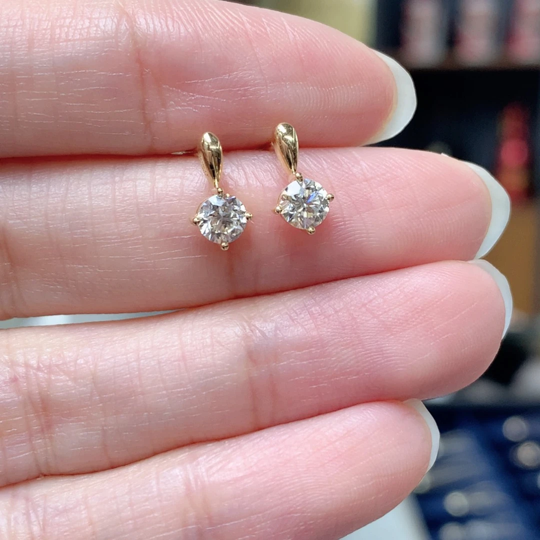 耳饰钻石18K金镶嵌18k金天然钻石六十分一对耳钉