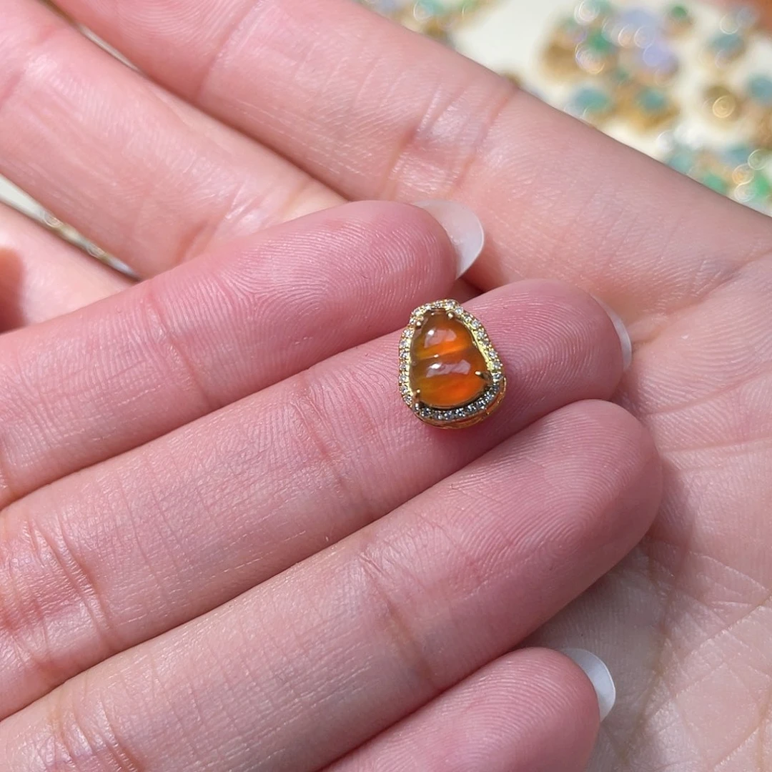 翡翠吊坠(不含链)18K金镶嵌感*?