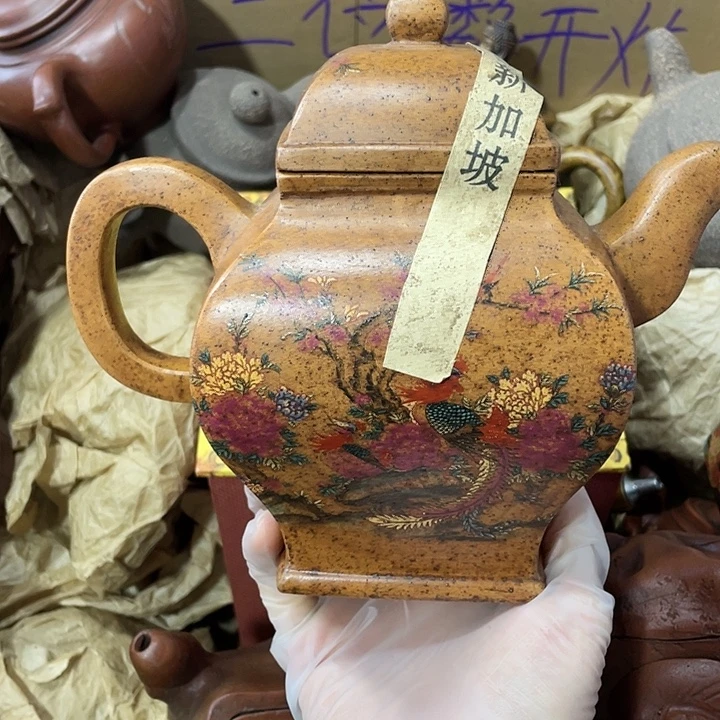 茶壶紫砂矿泥料手工制作的一把紫砂壶。