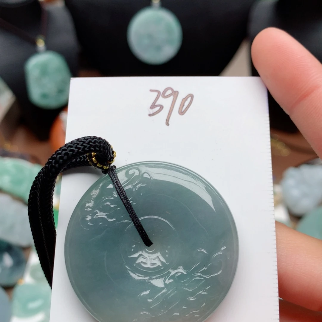 翡翠颈饰未镶嵌林****?吊坠