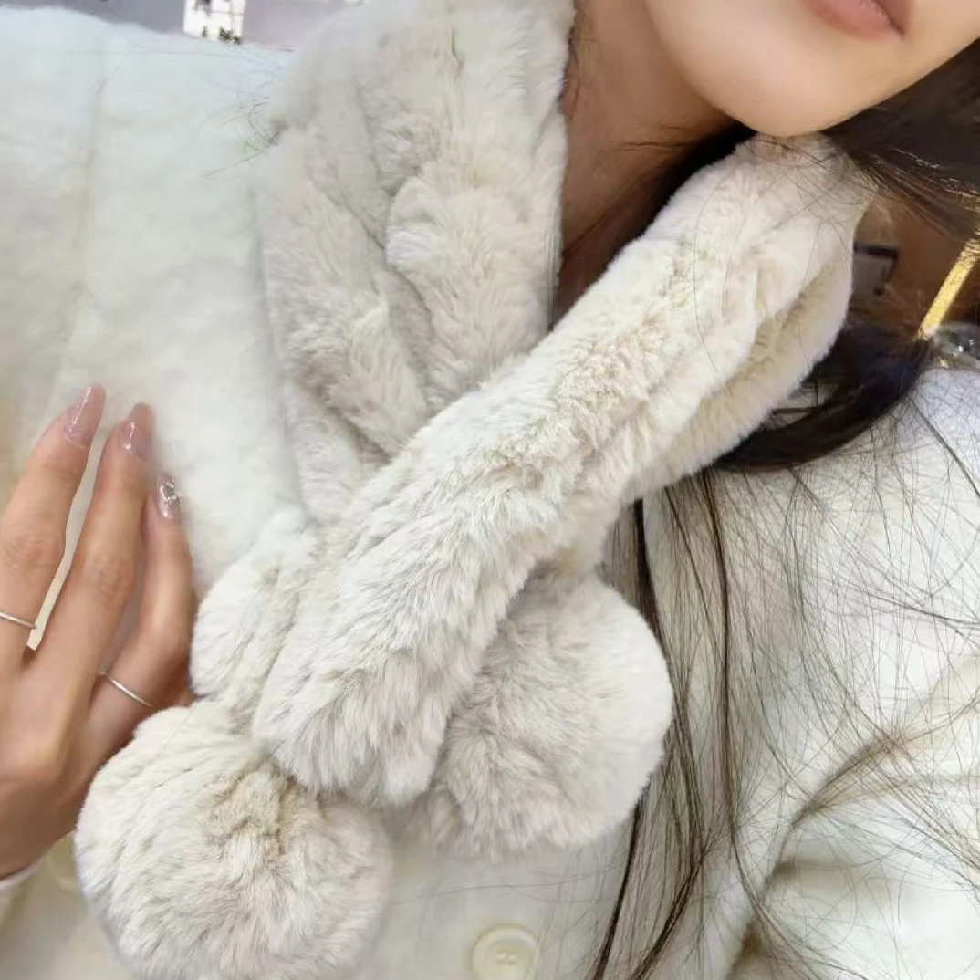 S452卡其色毛球小围巾