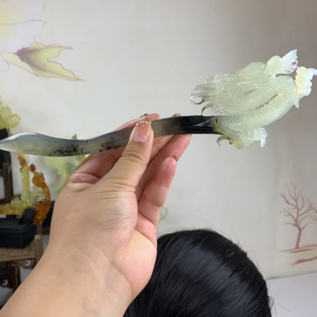 岫玉～至尊龙发簪。料子细腻温润颜色高级感，雕刻立体灵动上头霸气。