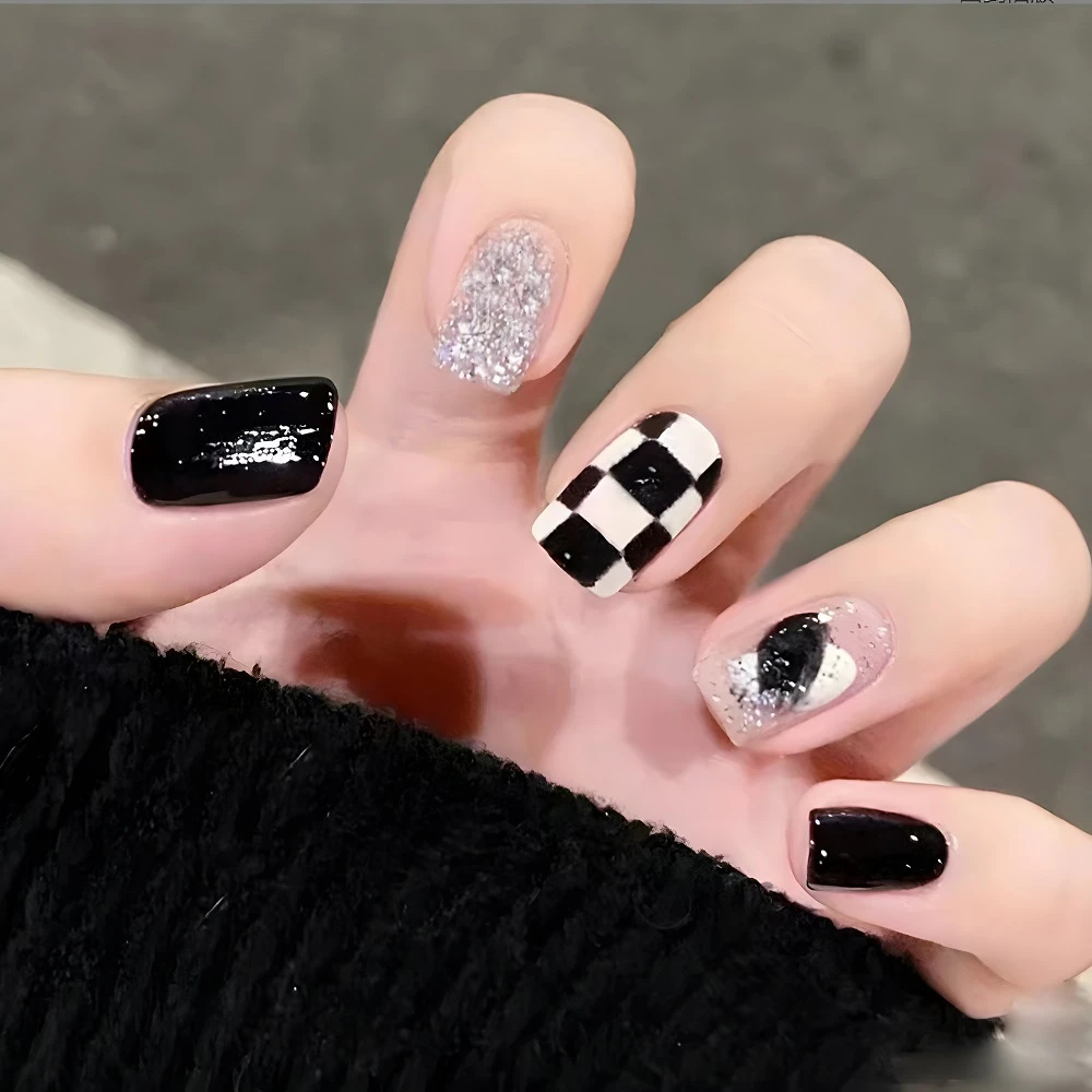 暗黑辣妹风美甲短款甲片穿戴甲高级感显白黑白棋盘格闪粉指甲贴片