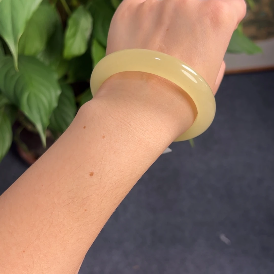 闪***界和田玉未镶嵌手镯