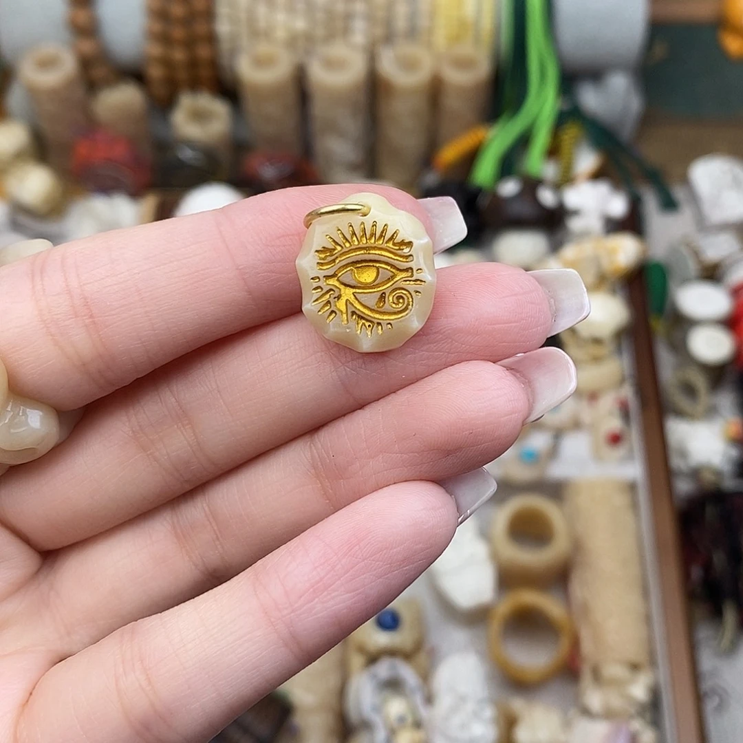 鹿骨把件?***喵M5马骨雕刻的荷鲁斯之眼牌骨线福利不退换