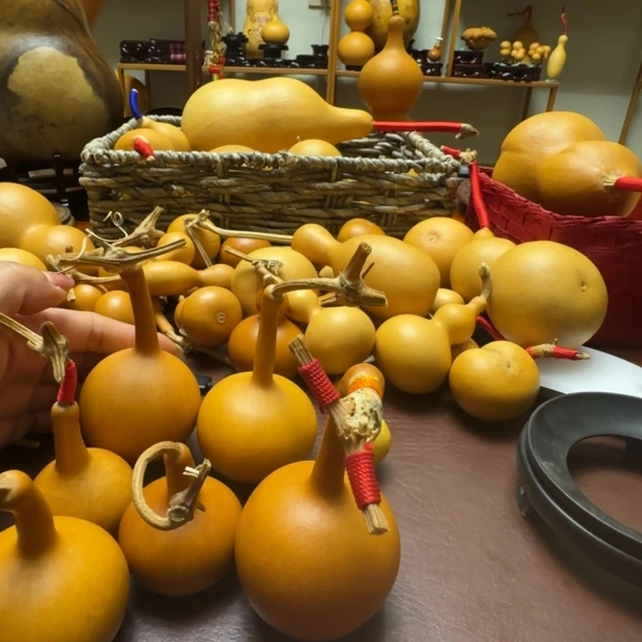 “***景精品店老板和员工之间是