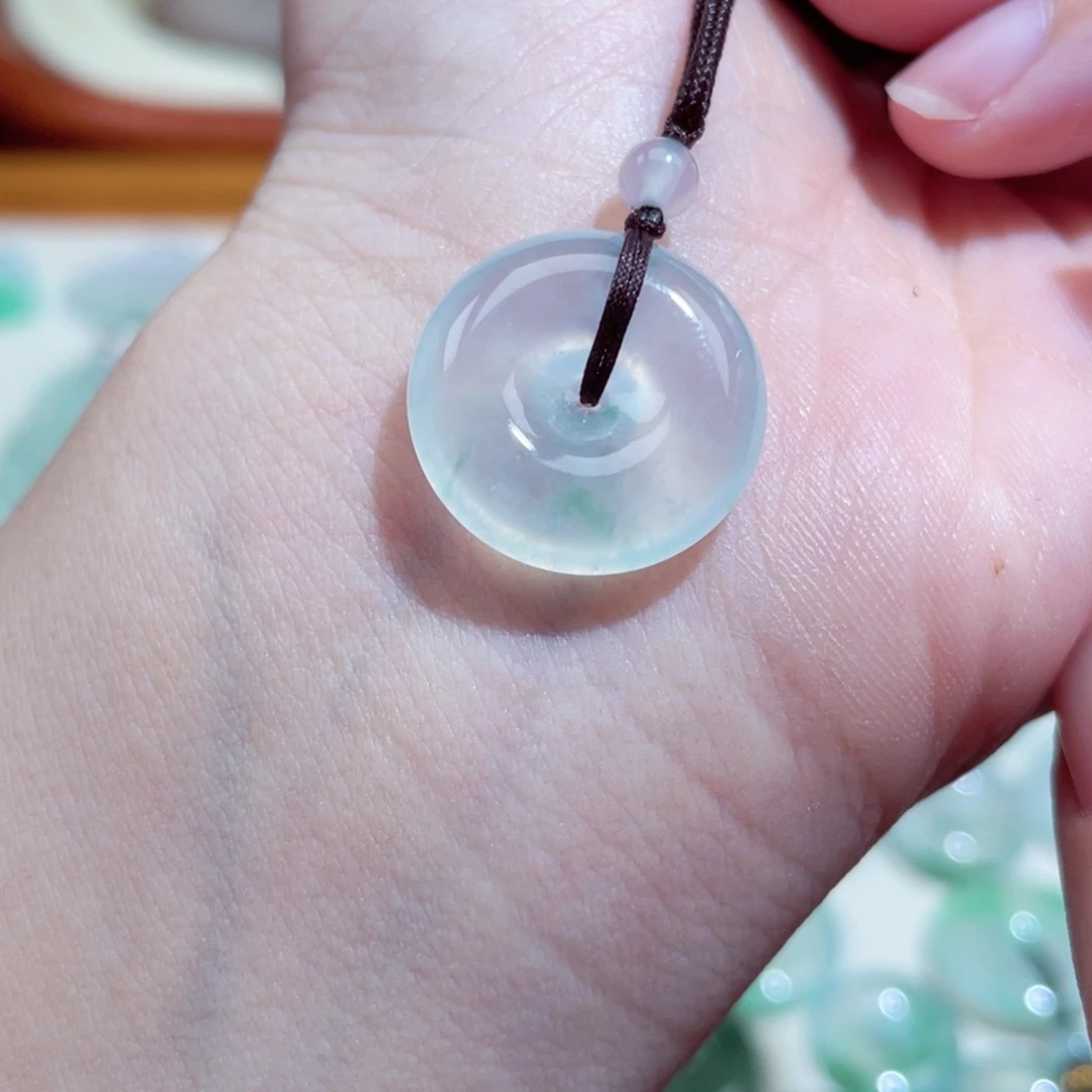 翡翠颈饰未镶嵌平安扣