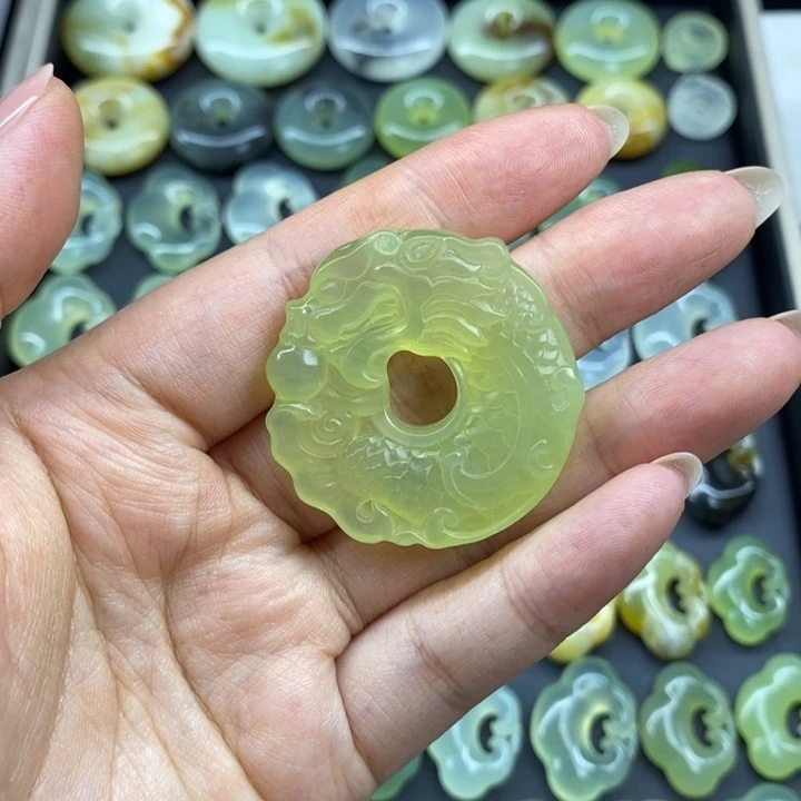 蛇纹石玉未镶嵌颈饰