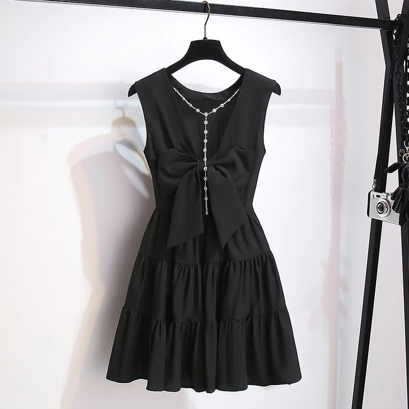 无袖挂脖露背连衣裙女高级感2025夏季新款赫本风收腰蓬蓬小黑色裙