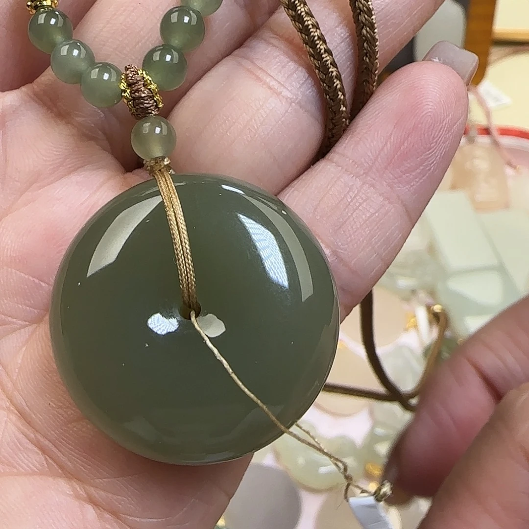 和田玉18K金镶嵌颈饰