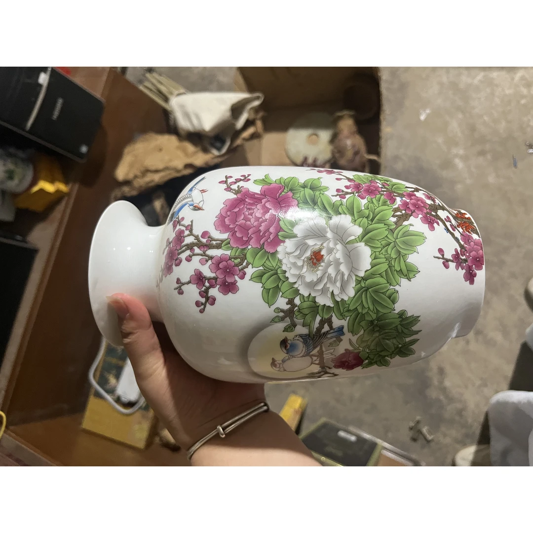 一个蓝色花鸟冬瓜瓶