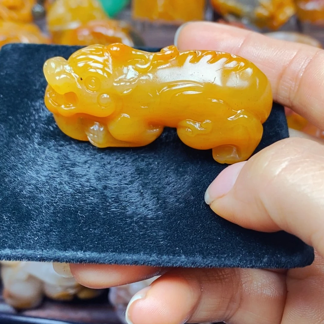 未镶嵌石英质玉（黄龙玉）颈饰