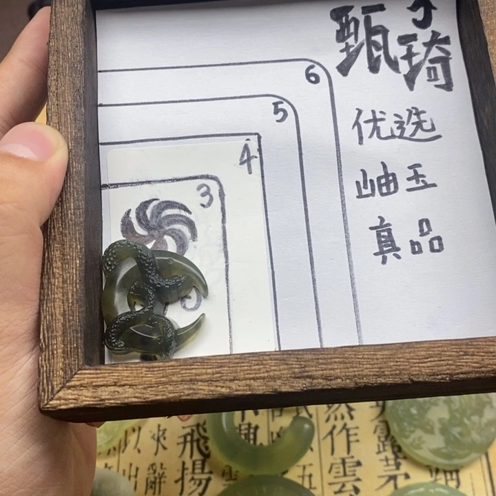 未镶嵌蛇纹石玉颈饰