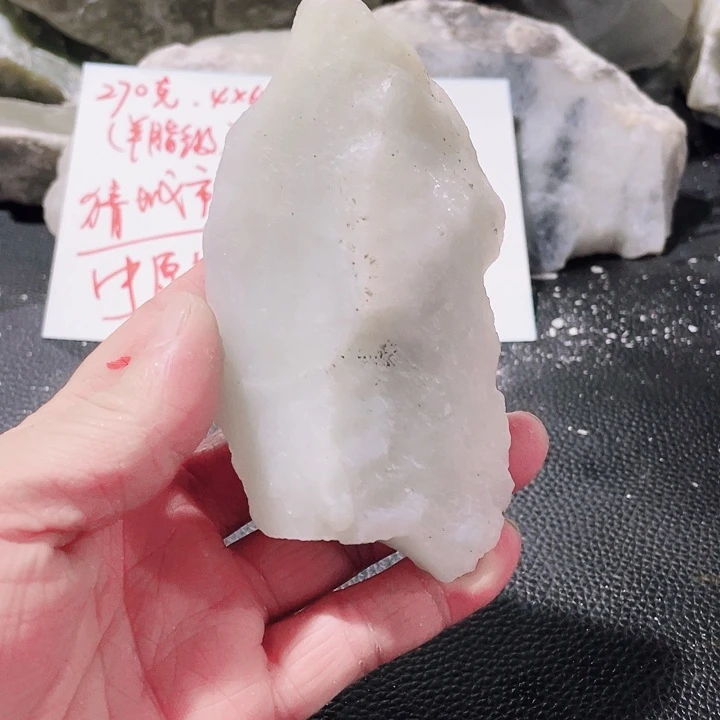 梧***秋和田玉（糖玉）未镶嵌珠宝奇石