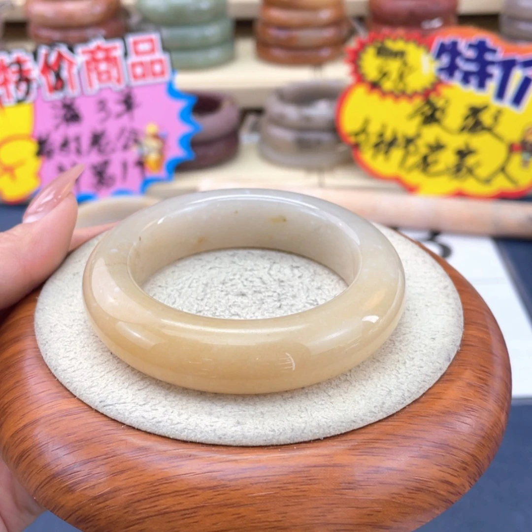 【闪购商品】石英质玉手镯未镶嵌八****?