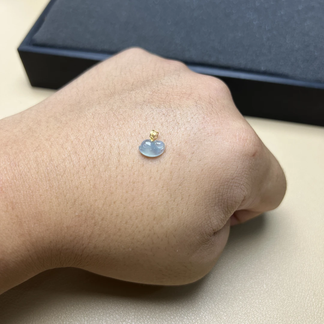 翡翠小海豚吊坠冰种冰蓝光感水头好淡雅圣洁高贵清纯18K轻奢精致